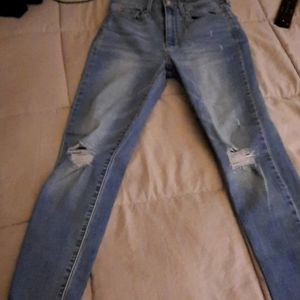 DENIZEN RIPPED SKINNY JEANS MID RISE